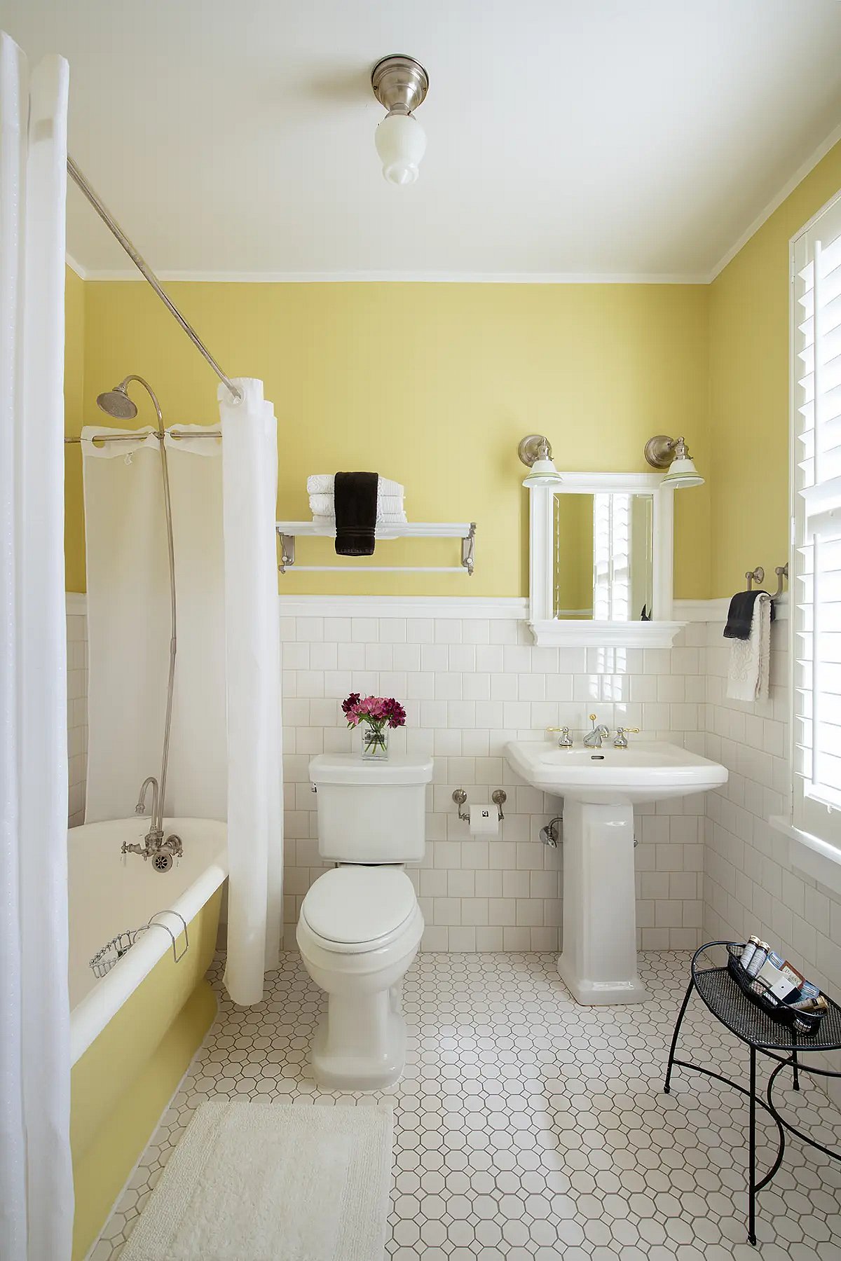 Tiled bathroom with luxury furnishings thumbnail