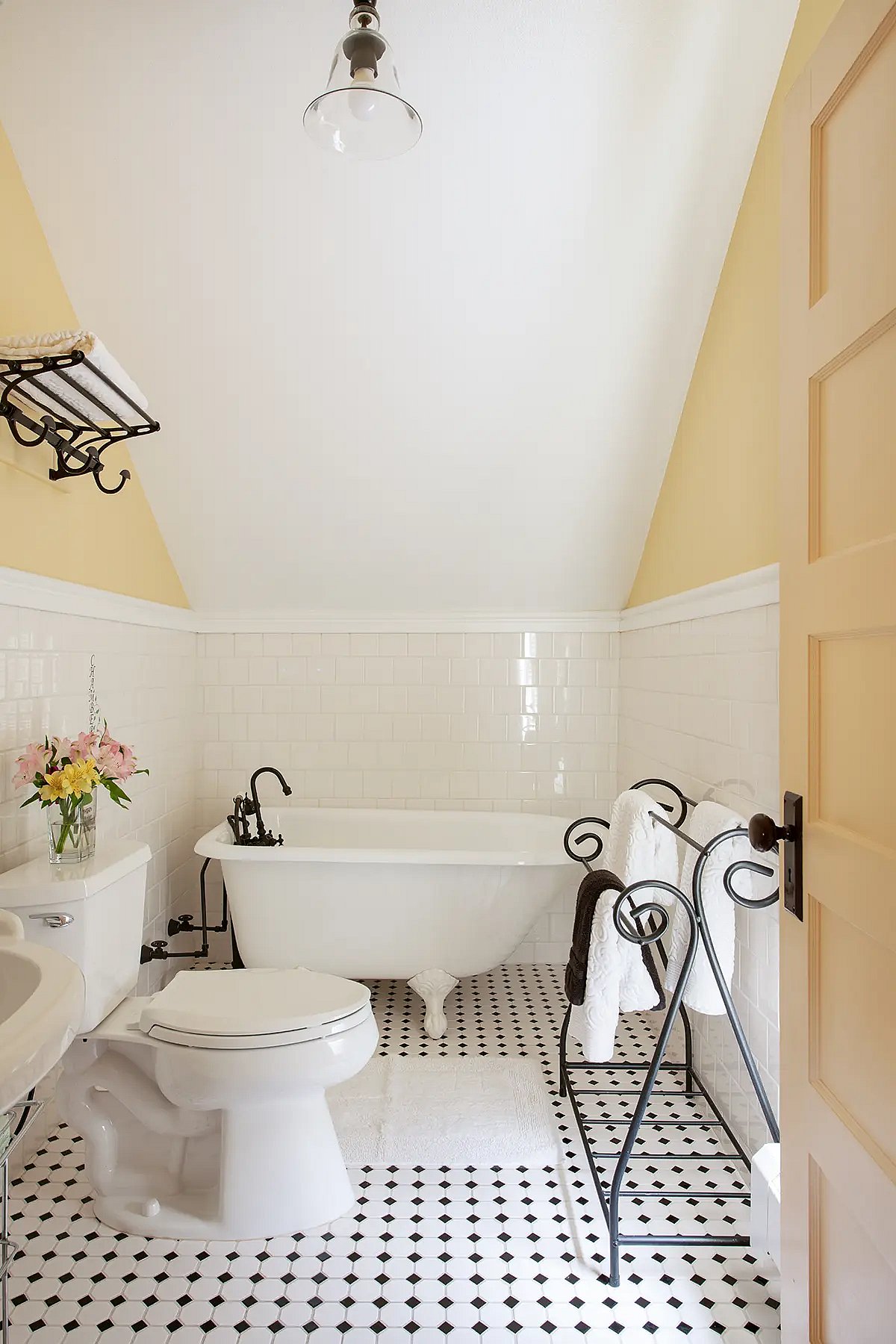 Clawfoot tub at Cody, WY hotel thumbnail