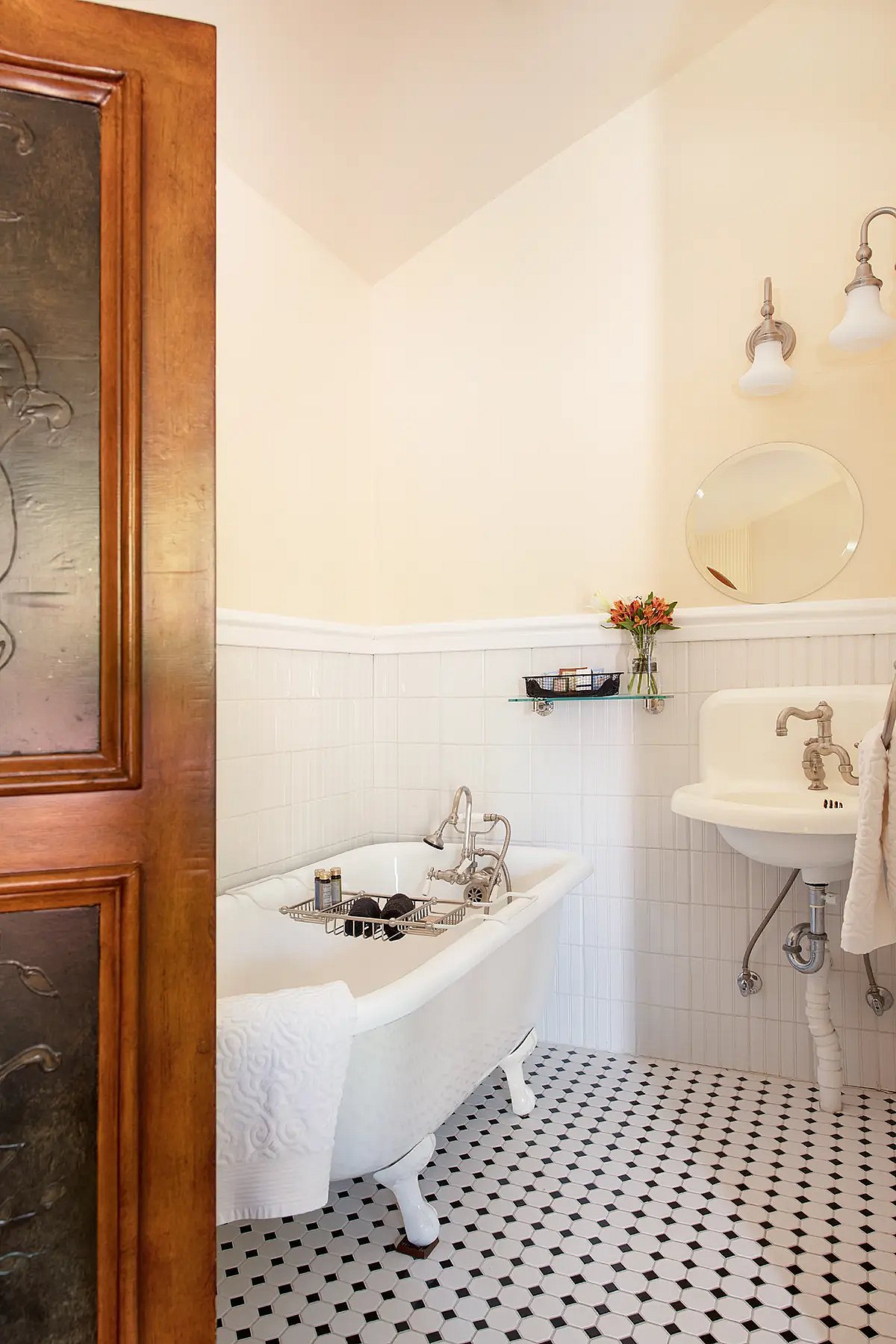 Clawfoot tub at Cody WY high end hotel thumbnail