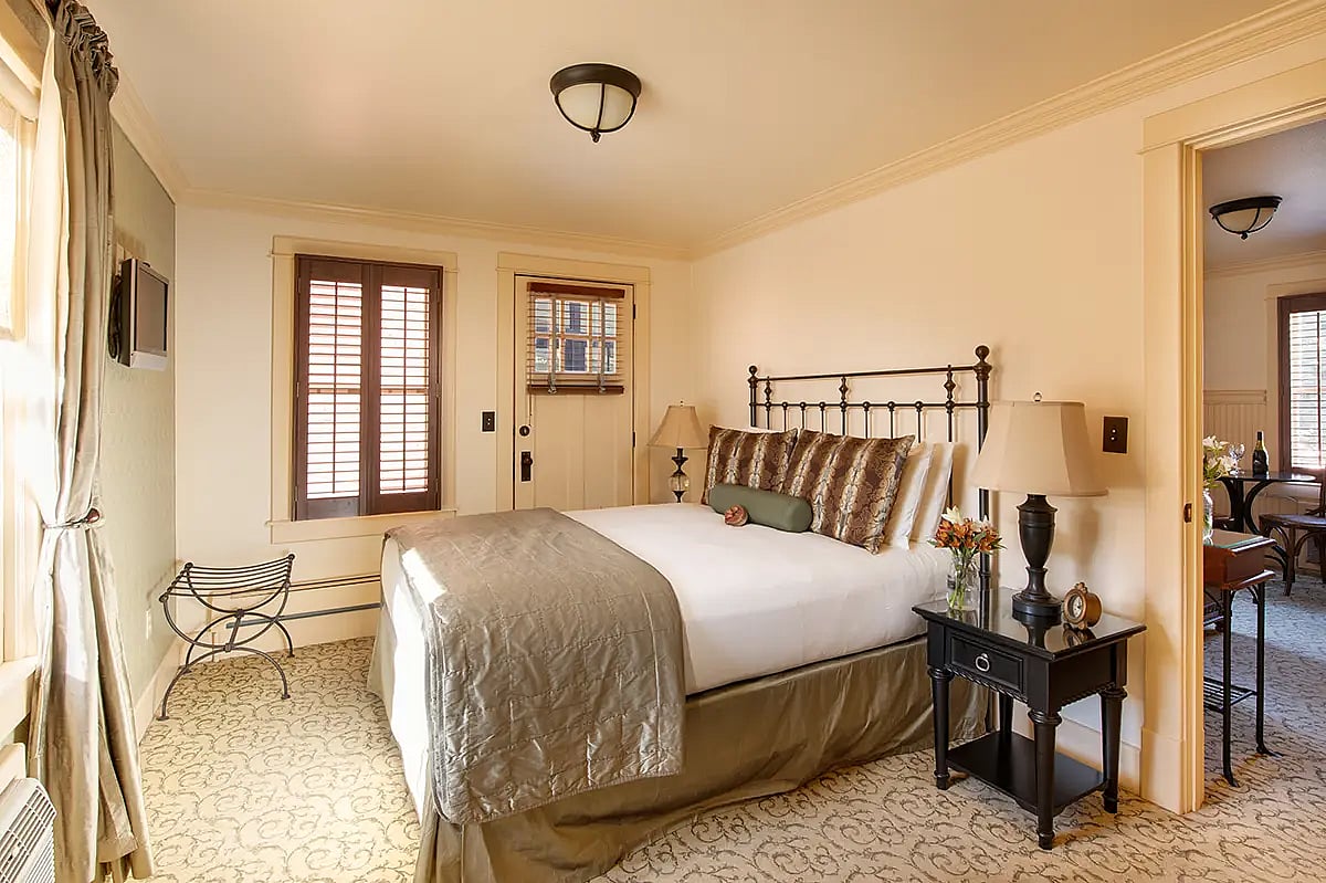 The Chamberlin Inn's Garden Apartment provides the ultimate luxury and comfort with relaxing comfortable beds for your stay. thumbnail