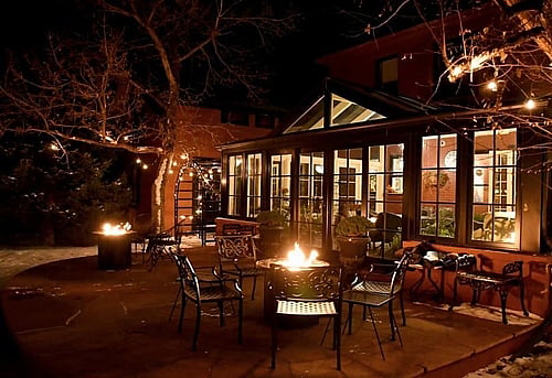 Courtyard at night Chamberlin Inn