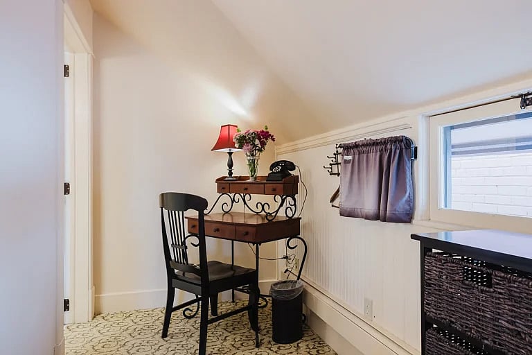 Chamberlin Inn hotel sitting area and work desk