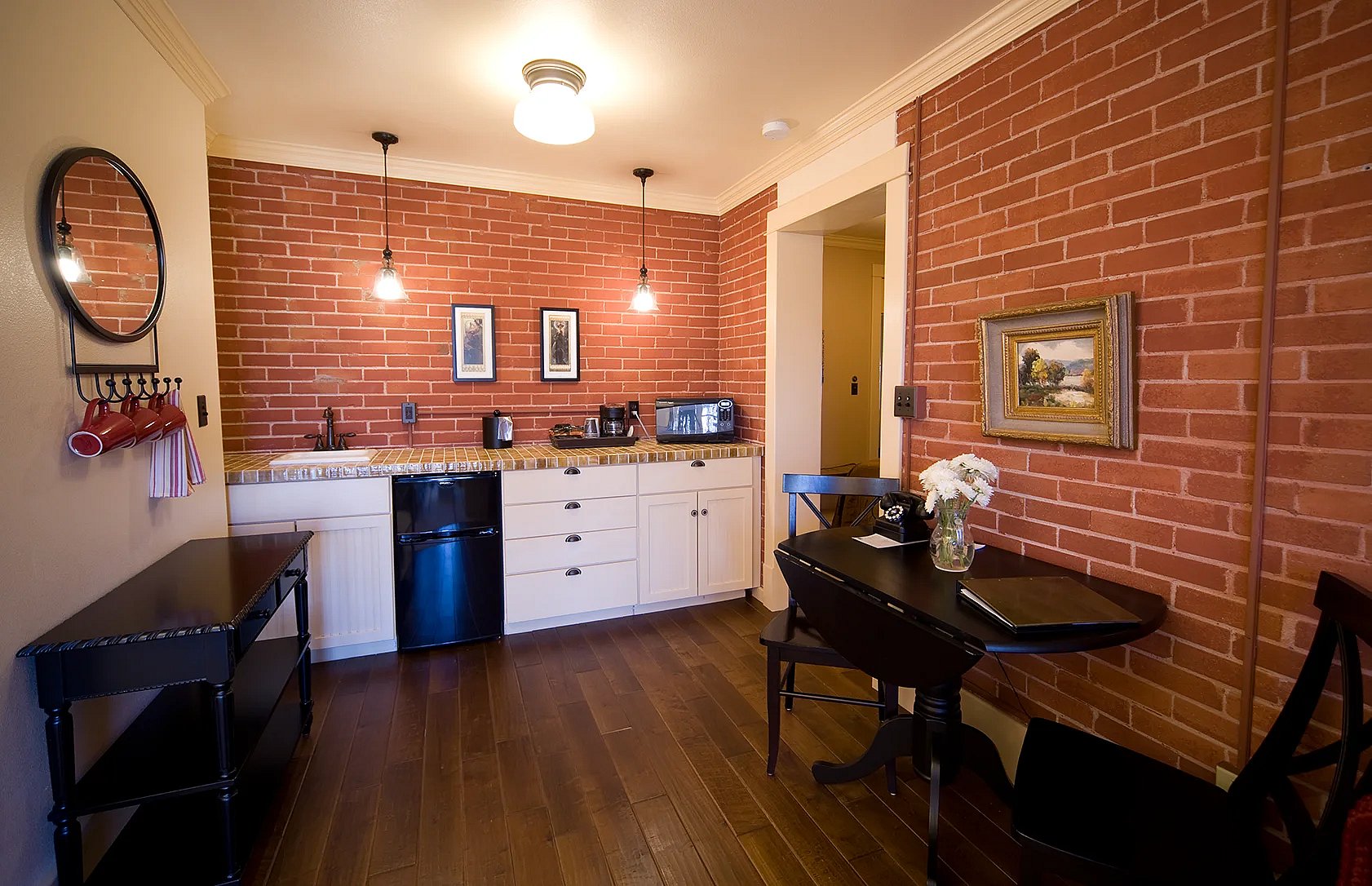 Queen Suite with living room thumbnail