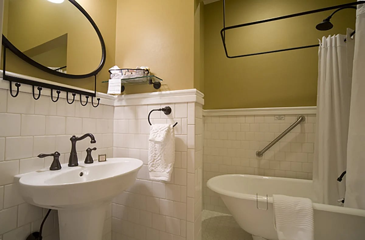 Deluxe King bathroom