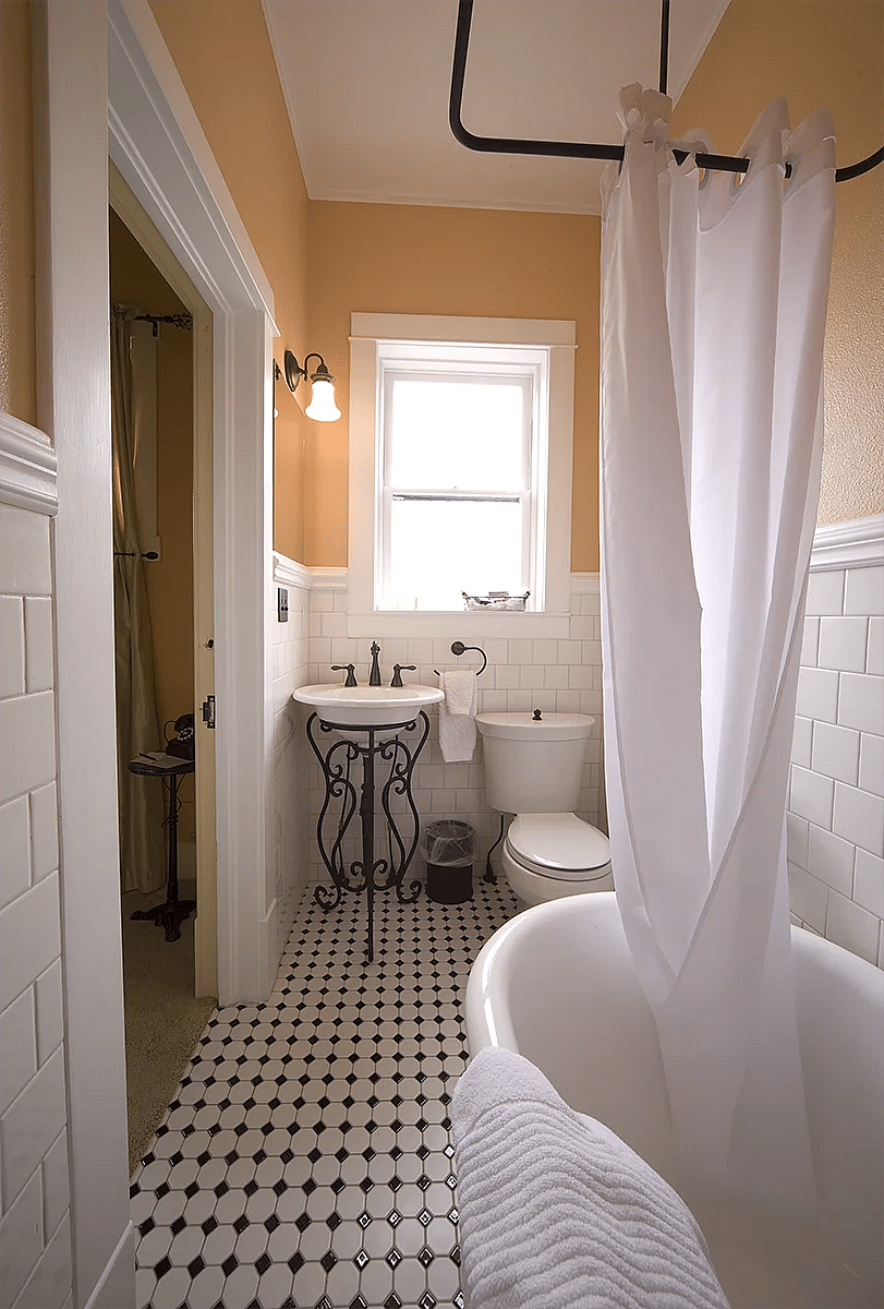 Deluxe King bathroom