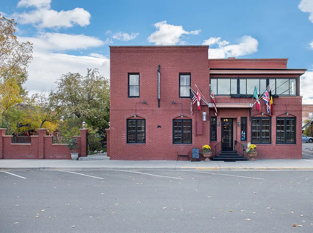 Overview of the Chamberlin Inn exterior