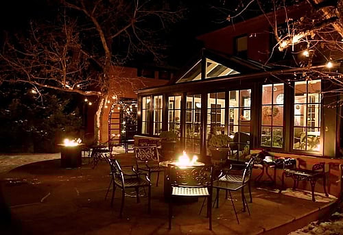 Courtyard at night Chamberlin Inn