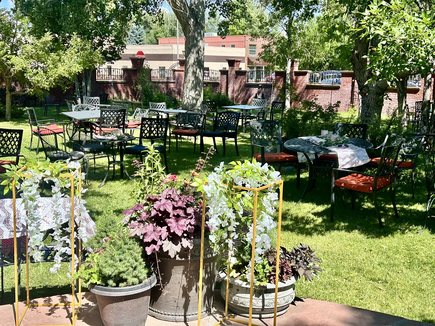 Flowers at the Chamberlin Inn Courtyard